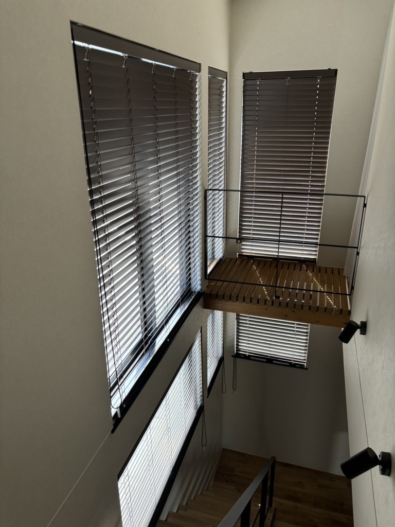 吹抜け窓にウッドブラインドを施工しました。